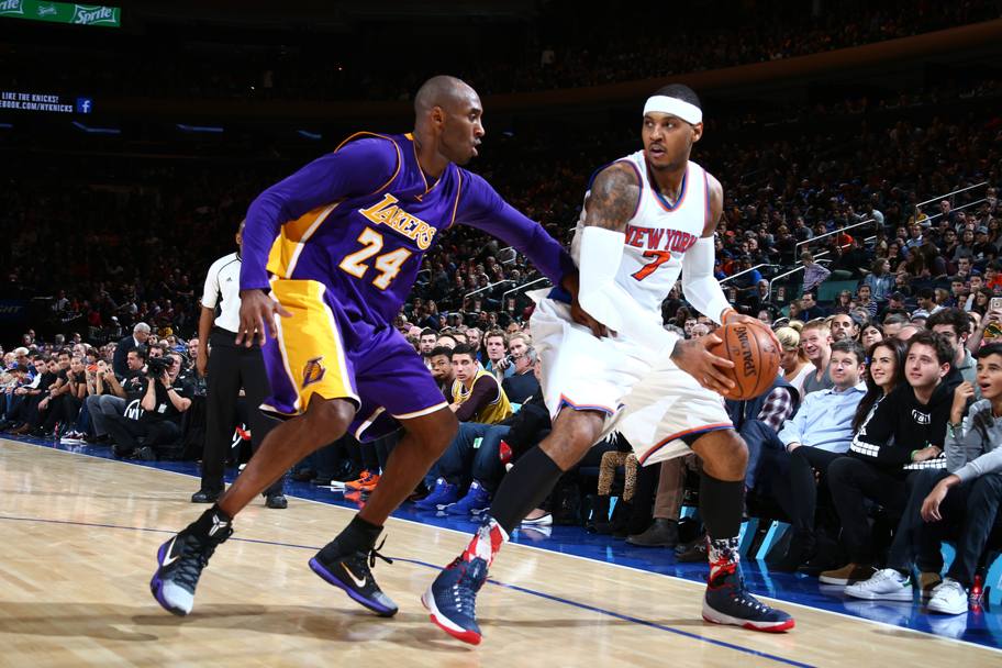 Sfida tra titani: Carmelo Anthony difende la palla contro Kobe Bryant (Getty Images)